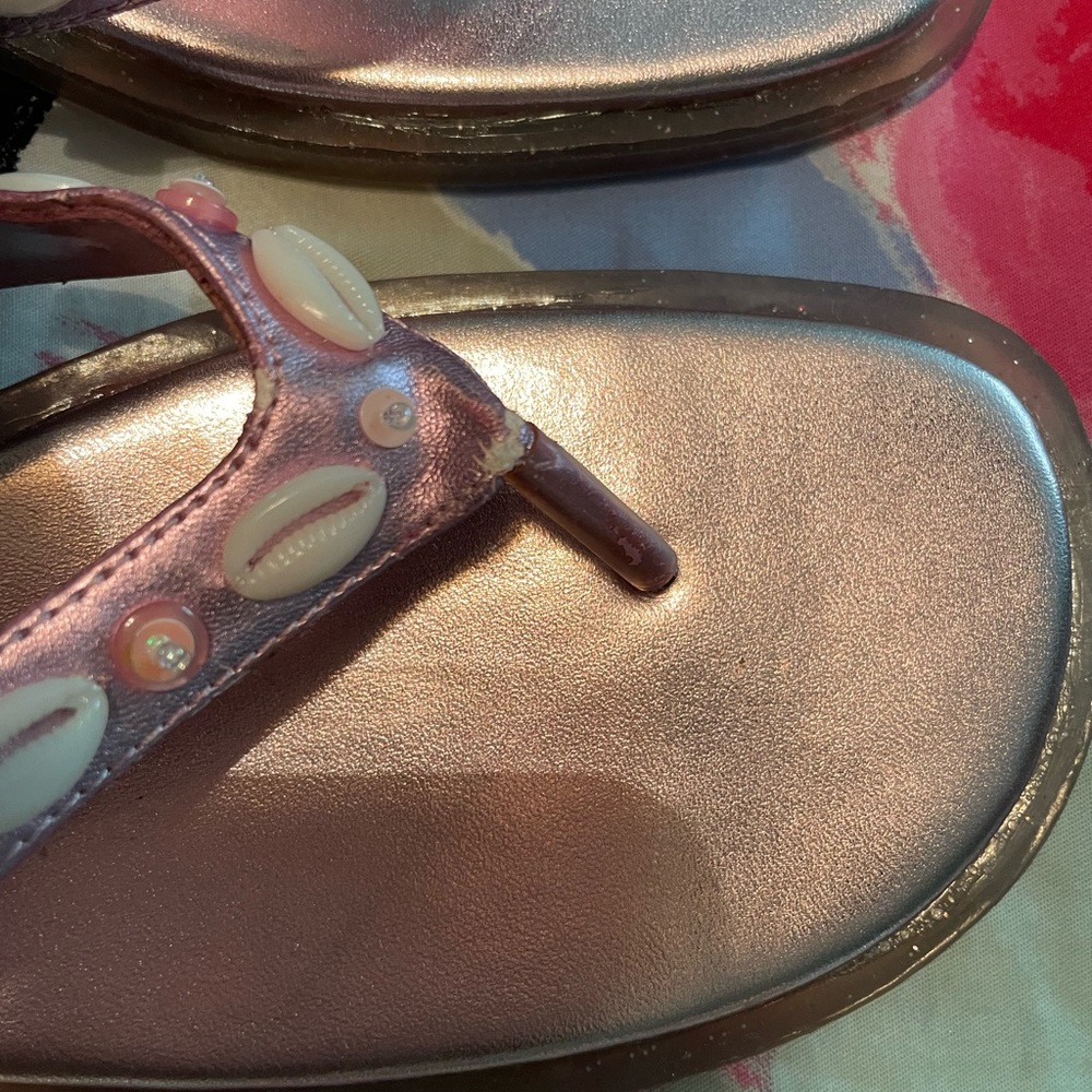 Kenneth Cole Reaction Shell Flip Flops - Picture 2 of 5